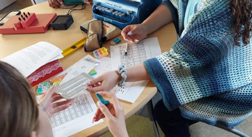 Imagen de regleta y punzón usado para escritura en Braille